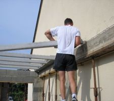 Montage des poutrelles pour le planché béton