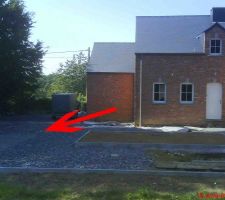 Je dois laisser un passage pour un v&eacute;hicule o&ugrave; se trouve la remorque.

Le retse de la partie gauche du terrain doit &ecirc;tre am&eacute;nag&eacute; par quelque chose d'autre que des pav&eacute;s ou carrelage (zone perdue)