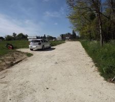 Chemin d'accès et notre terrain tout au fond.
