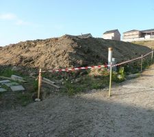 Terrassement terminé, reste les tranchés pour les fondations. Remblais restant sur le terrain.