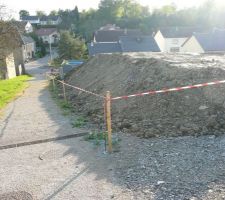 Terrassement terminé, reste les tranchés pour les fondations. Remblais restant sur le terrain.