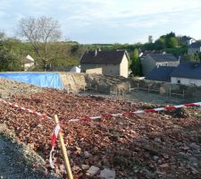 Terrassement terminé, reste les tranchés pour les fondations. Vu de l'entrée