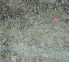 Etat du fond de fouille. il reste encore un peu d'eau pas endroits