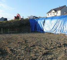 Terrassement terminé, reste les tranchés pour les fondations.