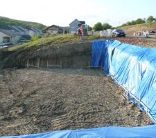 Terrassement terminé, reste les tranchés pour les fondations.