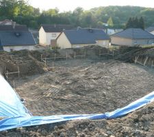 Terrassement terminé, reste les tranchés pour les fondations.