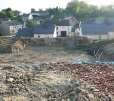 Terrassement terminé, reste les tranchés pour les fondations.