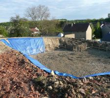 Terrassement terminé, reste les tranchés pour les fondations.