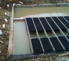 Le vide sanitaire est rempli d'eau sur 40 cm estimé.
Cela ne pose pas de problème au constructeur. il prépare la dalle pour la couler...