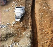 Il ne manque que la gaine PVC pour l'eau et je tire les réseau...

tranchée a la main environ 10/13 mètres, a la pelle/pioche.