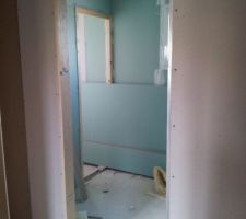 Entrée salle de bain avec porte à gallandage