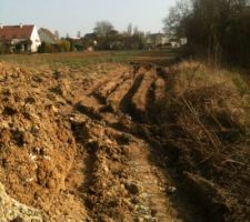 Crevasses laiss&eacute;s par les engins de la marie pour acc&eacute;der &agrave; ses parcelles &agrave; l'arri&egrave;re du terrain