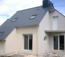 La porte-fen&ecirc;tre de l'&eacute;tage a &eacute;t&eacute; pos&eacute;e.