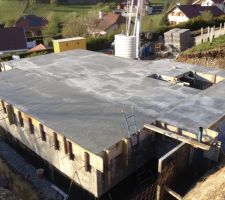 Cà y est, la voilà cette fameuse dalle, elle donne vie au sous sol.