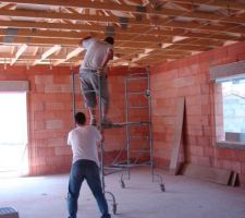 On tend la ficelle entre les suspentes