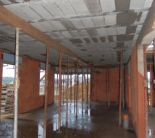 Dalle fraichement coul&eacute;e. Pi&egrave;ce de vie avec la cuisine au fond