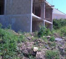 Vide sanitaire 
sous sol avec deux pieces sous terrasse recuper&eacute;es et betonn&eacute;es