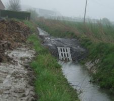 Partie nouvellement busée du fossé (près de la rue Coubertin).
Il avait beaucoup plu, et le fossé est bien rempli.