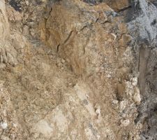 Mmmmmm la bonne terre jaune et grise bien argileuse.
ATTENTION allez voir votre terrain sur www.argiles.fr
situé en ZONE ROUGE
Prévoyez des fondations RENFORCEES !!!!