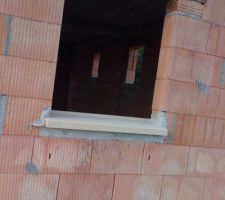 Appuis de fenêtre comme la corniche en pierre