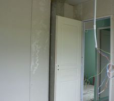 Notre chambre avec vue du couloir de l'entrée et du cellier