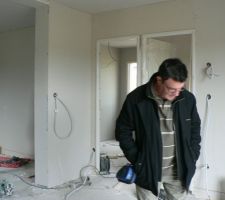 Vue des porte de la "petite" chambre à Gauche et de la cuisine à Droite...et de papa ;-)