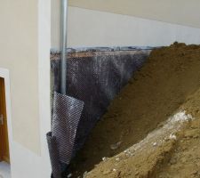 La place de jour est presque remblayée,il manque le mur afin de venir jusque l'angle de la maison.