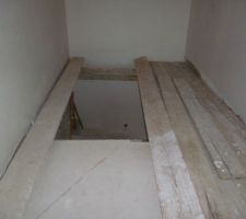 Echafaudage dans la cage d'escalier pour les travaux d'isolation et de plâtrerie