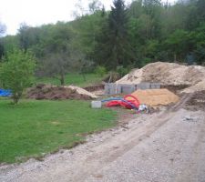 Le trou est fait, les fondations egalement et les parpaing sont là pour le vide sanitaire....mon beau chemin, a deja souffert dû au passage des camions / toupies