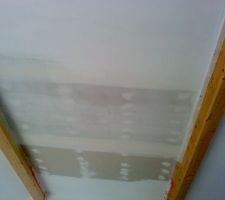 La fameuse sous couche qui m'a manqué pour ce petit morceau de plafond dans le salon évidement. On voit bien la diffrénce de qualité. L'une est hyper couvrante et l'autre ne sert à rien!