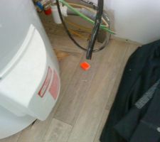 Voila ce que vous trouverez dans votre maison après réception, un cable électrique qui sort du mur et qui doit normalement alimenté le chauffe eau.