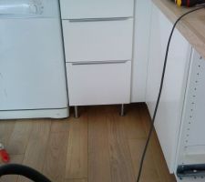 Pose de la cuisine. On a pensé à prendre le lave vaisselle pour régler la hauteur des meubles.