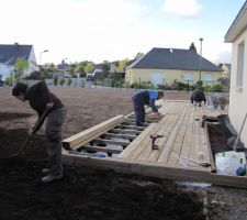 On arrive sur la fin, ça sent bon l'apéro...
On a laissé un espace entre le mur et la terrasse afin de réalisé une jardinière (5 ml*0.80ml), pose delta MS et restant de terre du terrain pour la remplir.