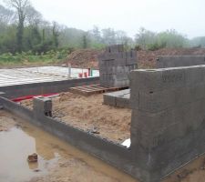 On voit l'embryon de garage qui grandit