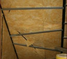 Premiere couche. La galere des d&eacute;coupes dans les pans de coin. En plus, c'est 1m80 donc on doit mettre 2 l&eacute;s cote &agrave; cote. Les barres sont mises juste pour retenir les morceaux en attendant la 2eme couche.