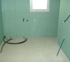 La salle de bains avec dans l'angle à gauche la baignoire, la douche derrière à droite et droite l'emplacement pour les vasque