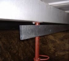 Flèche négative (env.25 mm)de la poutre 20x20 préfabriquée suite à mauvis étayage.

Que va et doit faire le constructeur?