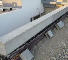 Aménagements extérieurs: réhausse en parpaings avec chape de finition et crépis