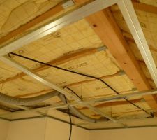 Plafond du 1er étage: structure métallique en cours de pose