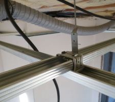 Plafond du 1er étage: structure métallique en cours de pose