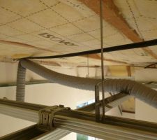Plafond du 1er étage: structure métallique en cours de pose