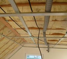 Plafond du 1er étage: structure métallique en cours de pose
