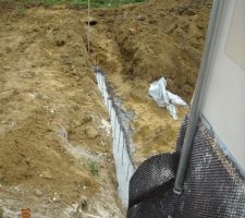 Les fondations du mur de soutenement sont coulées dans le prolongement du pignon gauche.
