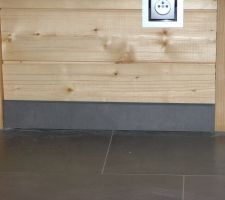 Plinthes en carrelage au rez-de-chauss&eacute;e