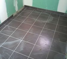 Joints et plinthes carrelage salle de bain