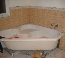 Salle de bain c&ocirc;t&eacute; baignoire