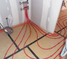 Remise avec collecteur du RDC ( nous avons au final supprimer un circuit qui pourra le cas échéant etre utilisé pour un radiateur BT si on change l'affectation du garage.