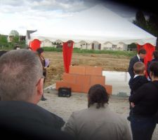 Pose de la premi&egrave;re pi&egrave;rre.