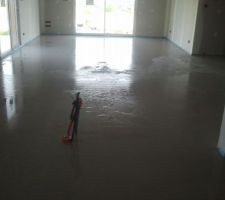 Coulage de la dalle de plancher en anhydrite 
pour le plancher chauffant air eau basse température