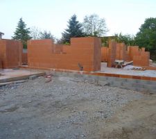 Vue depuis l'entr&eacute;e sur le terrain